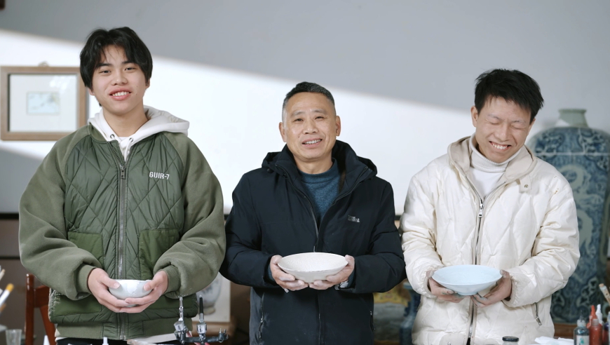 2025精准管家婆一肖一马,大妈在男厕小便池装水被拍下,广泛的解释落实方法分析_工具版V11.87